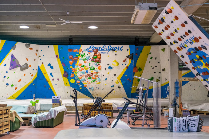 interno della palestra di arrampicata